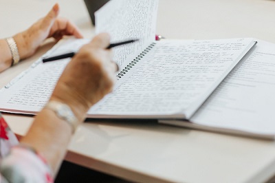 Person turning the pages of a notepad